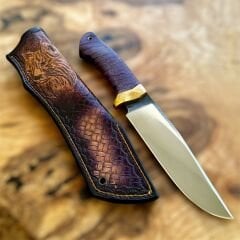 El Yapımı M390 Bowie Bıçak – Stabilize Mango Kabze, Ayna Perdah, Vaşak Gravürlü Deri Kılıf